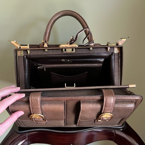 Locking Travel Handbag, Leather Satchel with Original Key, Authentic Vintage - Picture 8 of 16